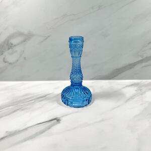Kerzenstaender aus Glas in Blau