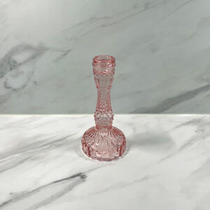 Kerzenstaender aus Glas in Rosa