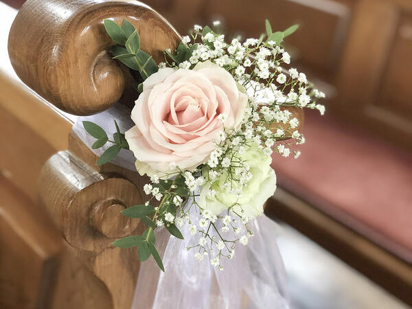 Blumenschmuck Kirchenbank